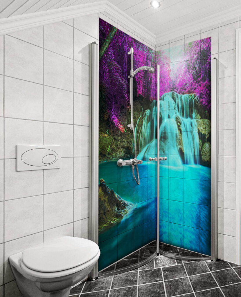 Duschrückwand Aluverbund – Blauer Flusswasserfall mit leuchtend violetten Bäumen