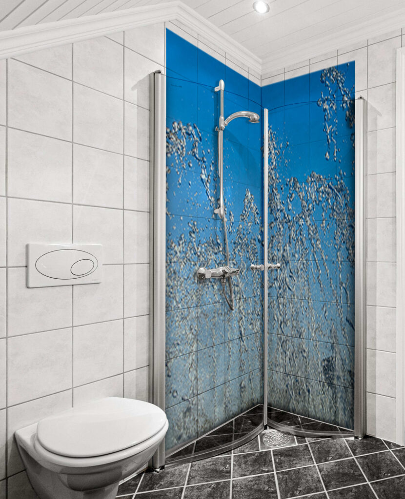 Duschrückwand Aluverbund – Dynamischer Wasserspritzer-Brunnen, kristallklarer blauer Himmel